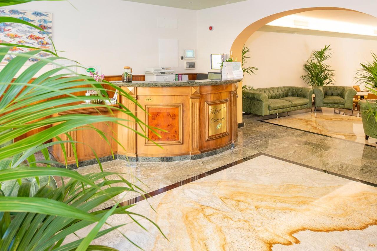 Hotel Centrale Garda  Esterno foto