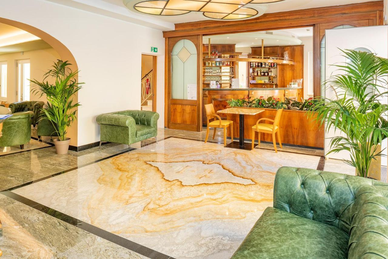 Hotel Centrale Garda  Esterno foto