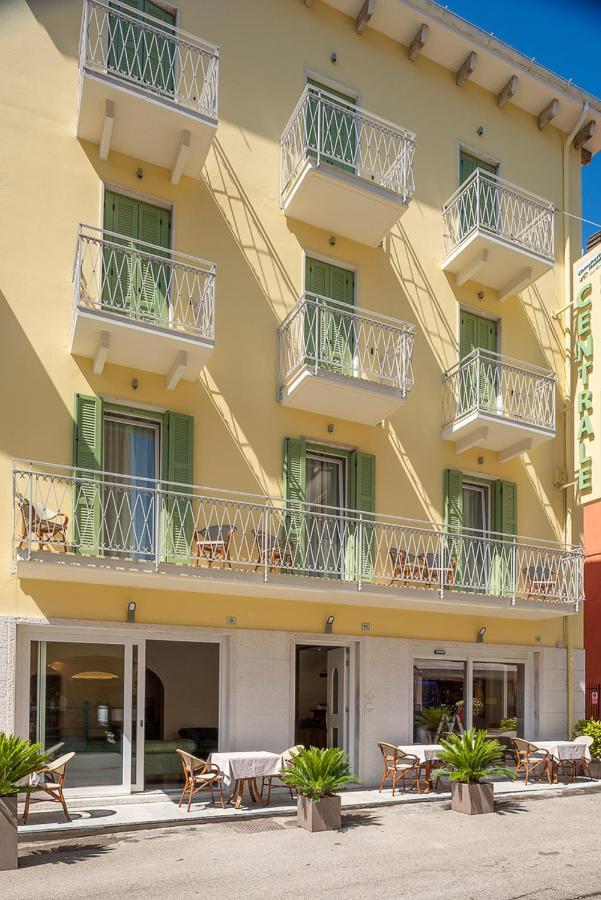 Hotel Centrale Garda  Esterno foto