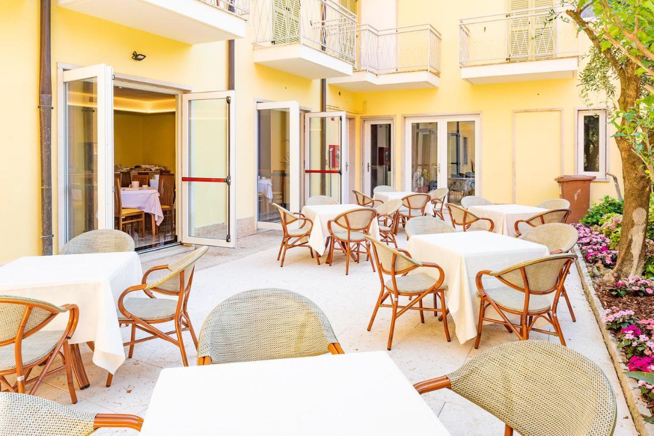 Hotel Centrale Garda  Esterno foto