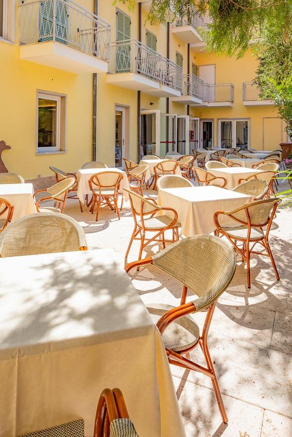 Hotel Centrale Garda  Esterno foto