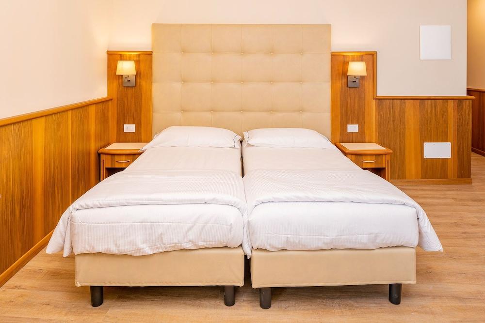 Hotel Centrale Garda  Esterno foto