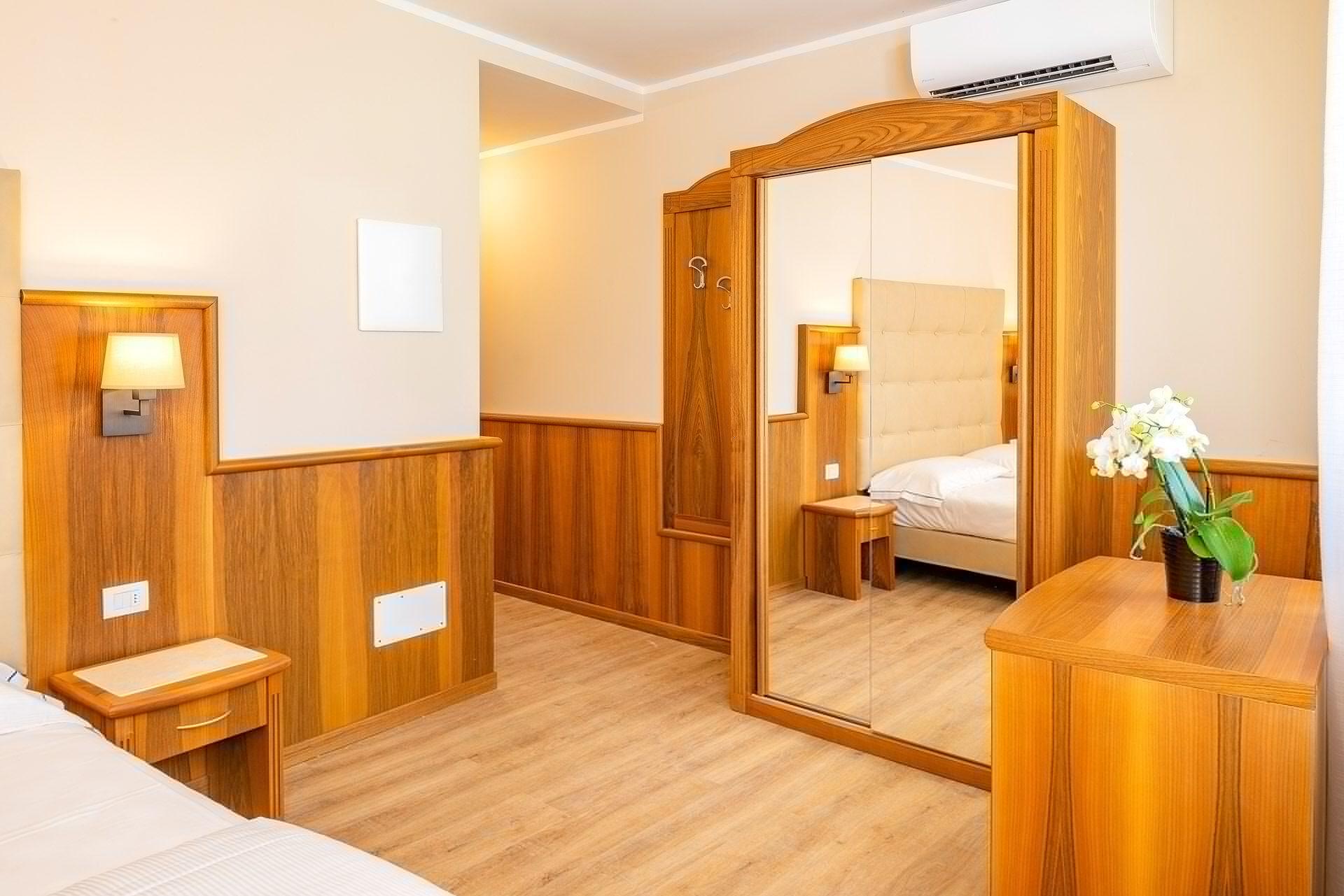 Hotel Centrale Garda  Esterno foto