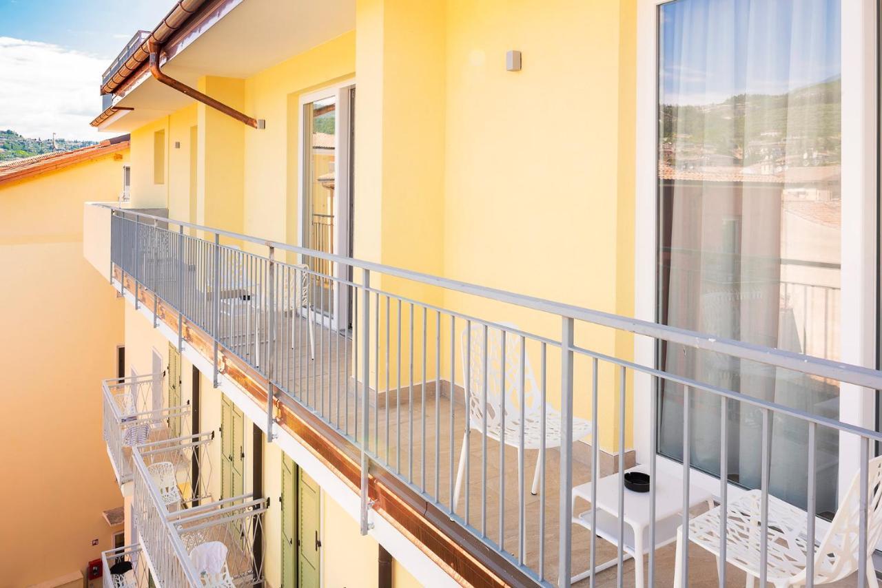 Hotel Centrale Garda  Esterno foto