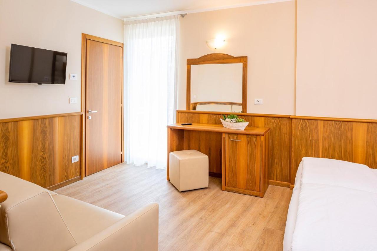 Hotel Centrale Garda  Esterno foto