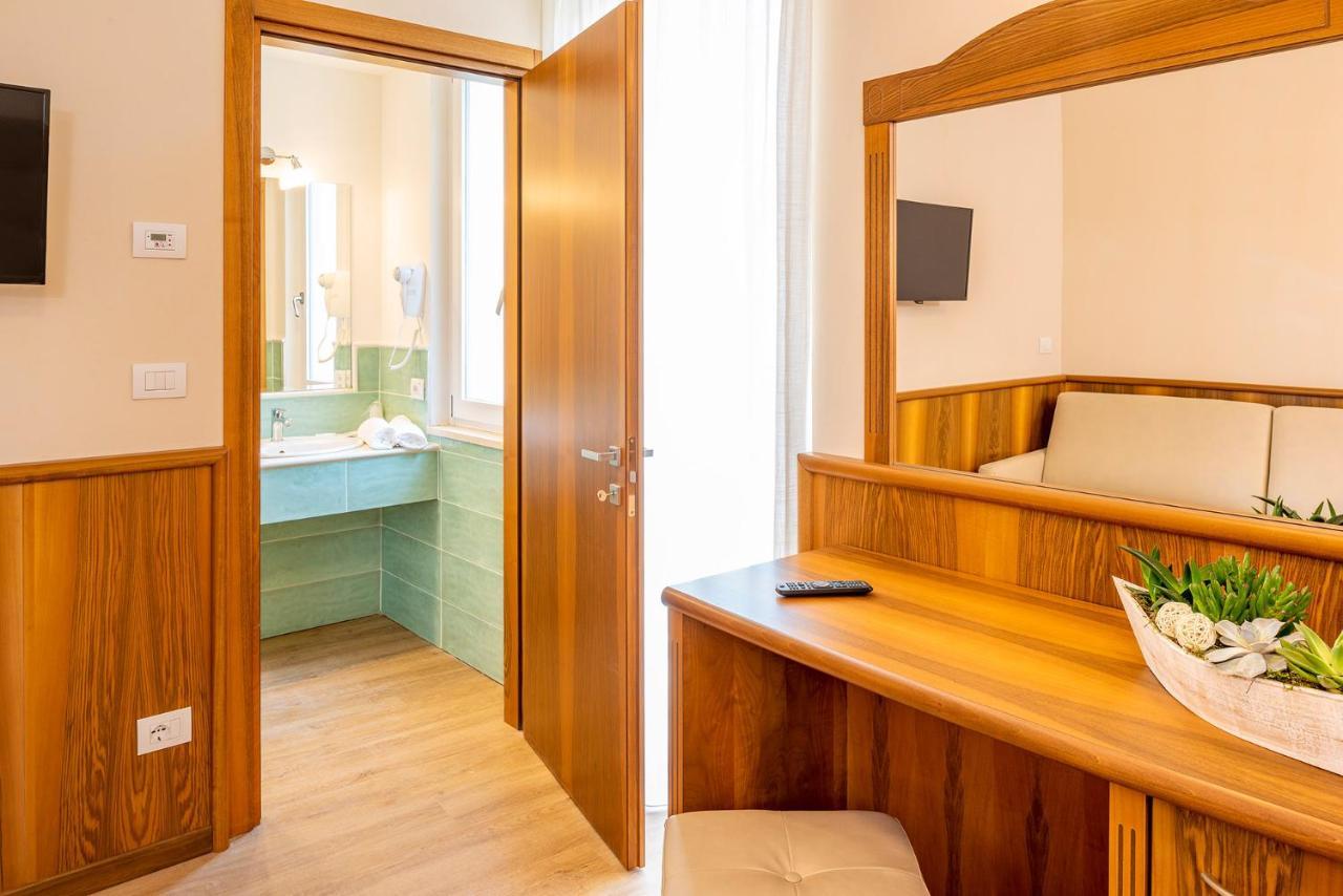 Hotel Centrale Garda  Esterno foto
