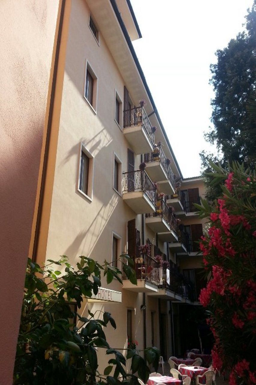 Hotel Centrale Garda  Esterno foto